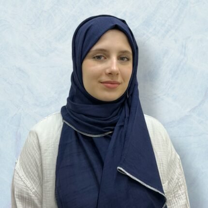 حجاب لينن أنيق بتطريز فضي على الأطراف، قماش خفيف ومريح مناسب للمناسبات والإطلالات العصرية.