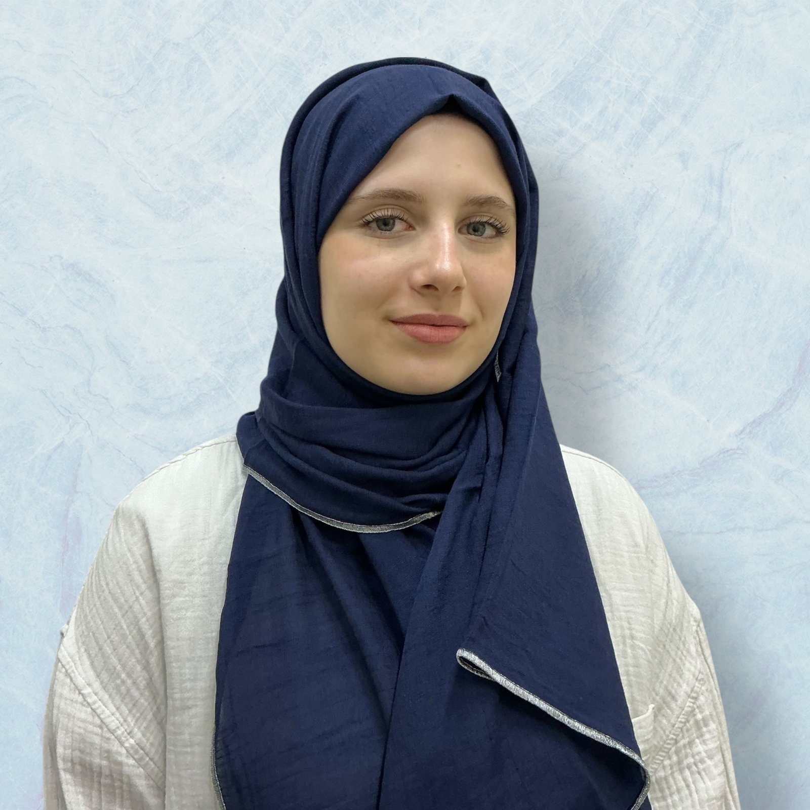 حجاب لينن كحلي مطرز بالفضي حجاب لينن أنيق بتطريز فضي على الأطراف، قماش خفيف ومريح مناسب للمناسبات والإطلالات العصرية.