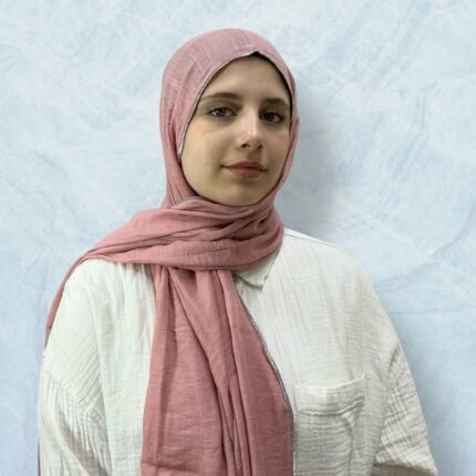 حجاب لينن أنيق بتطريز فضي على الأطراف، قماش خفيف ومريح مناسب للمناسبات والإطلالات العصرية.