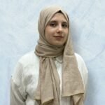 حجاب لينن أنيق بتطريز ذهبي على الأطراف، قماش خفيف ومريح مناسب للمناسبات والإطلالات العصرية.