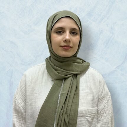 حجاب لينن أنيق بتطريز فضي على الأطراف، قماش خفيف ومريح مناسب للمناسبات والإطلالات العصرية.