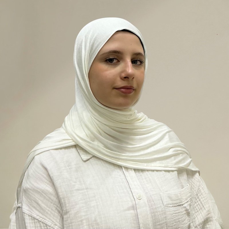 حجاب قطني عملي ومريح، بتصميم ثنية مزدوجة من المقدمة، ناعم ومرن بلمسة أنيقة.