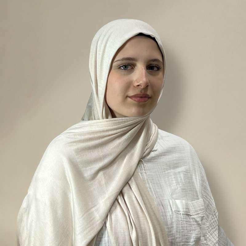 حجاب قطني عملي ومريح، بتصميم ثنية مزدوجة، ناعم ومرن بلمسة أنيقة.