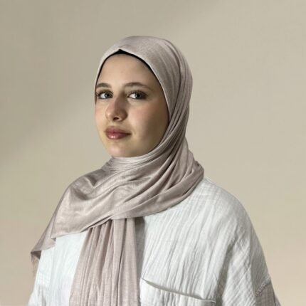 حجاب قطني عمليه ومريح، بتصميم ثنية مزدوجة من المقدمة، ناعم ومرن بلمسة أنيقة.