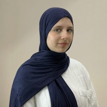 حجاب قطني عمليه ومريح، بتصميم ثنية مزدوجة من المقدمة، ناعم ومرن بلمسة أنيقة.