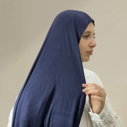 حجاب قطني عمليه ومريح، بتصميم ثنية مزدوجة من المقدمة، ناعم ومرن بلمسة أنيقة.