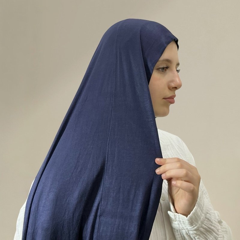 حجاب قطني عمليه ومريح، بتصميم ثنية مزدوجة من المقدمة، ناعم ومرن بلمسة أنيقة.