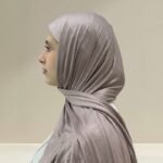 حجاب قطني عملي ومريح، بتصميم ثنية مزدوجة من المقدمة، ناعم ومرن بلمسة أنيقة.