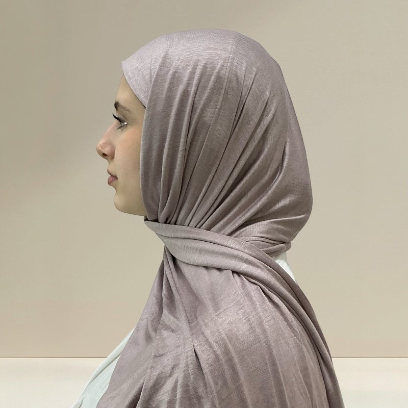 حجاب قطني عملي ومريح، بتصميم ثنية مزدوجة من المقدمة، ناعم ومرن بلمسة أنيقة.