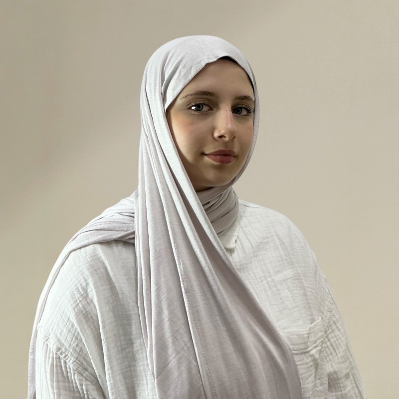 حجاب قطني عملي ومريح، بتصميم ثنية مزدوجة من المقدمة، ناعم ومرن بلمسة أنيقة.