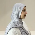 حجاب قطني عملي ومريح، بتصميم ثنية مزدوجة من المقدمة، ناعم ومرن بلمسة أنيقة.