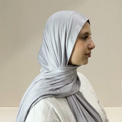 حجاب قطني عملي ومريح، بتصميم ثنية مزدوجة من المقدمة، ناعم ومرن بلمسة أنيقة.