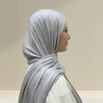 حجاب قطني عملي ومريح، بتصميم ثنية مزدوجة من المقدمة، ناعم ومرن بلمسة أنيقة.