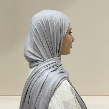 حجاب قطني عملي ومريح، بتصميم ثنية مزدوجة من المقدمة، ناعم ومرن بلمسة أنيقة.