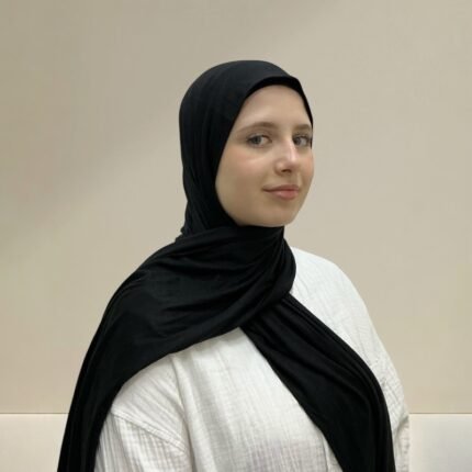 حجاب قطني عملي ومريح، بتصميم ثنية مزدوجة من المقدمة، ناعم ومرن بلمسة أنيقة.