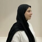 حجاب قطني عملي ومريح، بتصميم ثنية مزدوجة من المقدمة، ناعم ومرن بلمسة أنيقة.