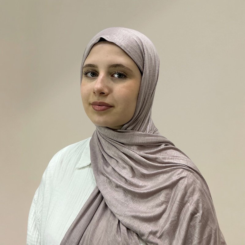 حجاب قطني عملي ومريح، بتصميم ثنية مزدوجة من المقدمة، ناعم ومرن بلمسة أنيقة.