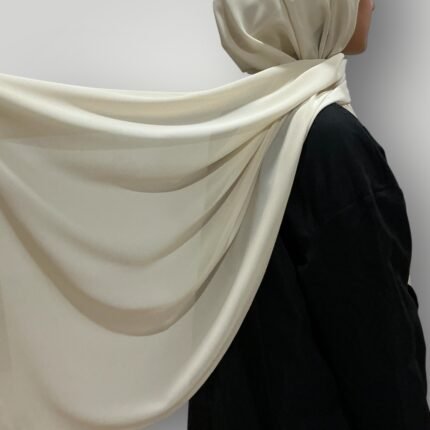 حجاب ليزر أنيق بخامة خفيفة وغير شفافة، يتميز بثبات عالي ومثالي للاستخدام اليومي.