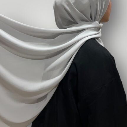 حجاب ليزر أنيق بخامة خفيفة وغير شفافة، يتميز بثبات عالي ومثالي للاستخدام اليومي.
