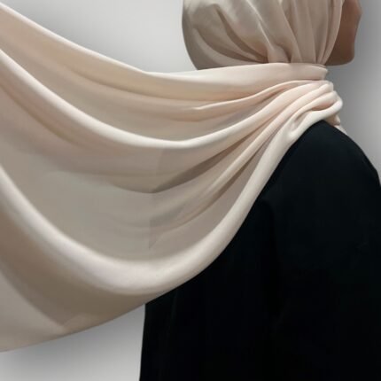 حجاب ليزر أنيق بخامة خفيفة وغير شفافة، يتميز بثبات عالي ومثالي للاستخدام اليومي.